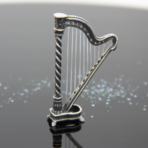 Figurka srebrna harfa